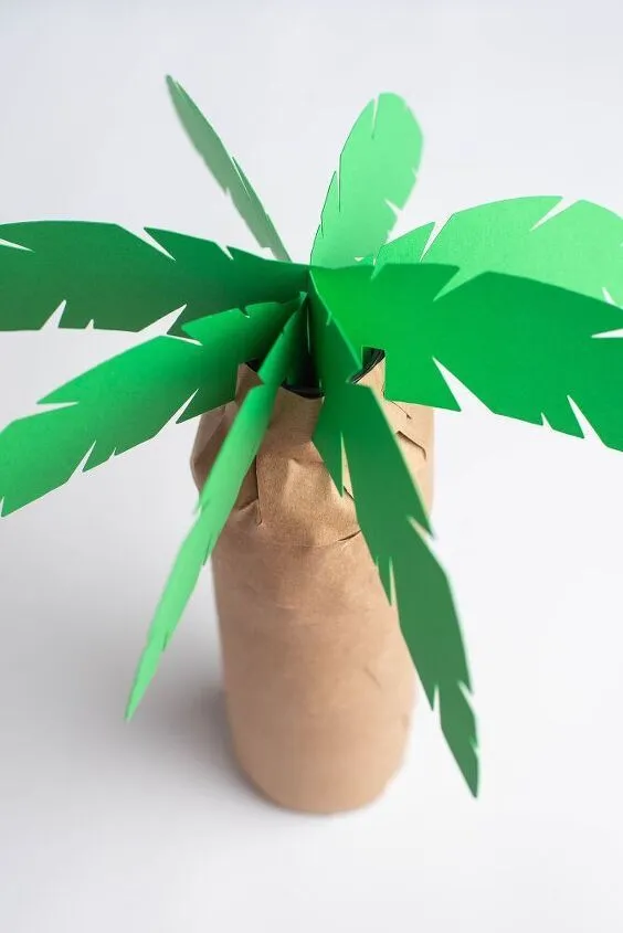 Palmeras de papel en 3D a partir de una botella de agua | Hometalk