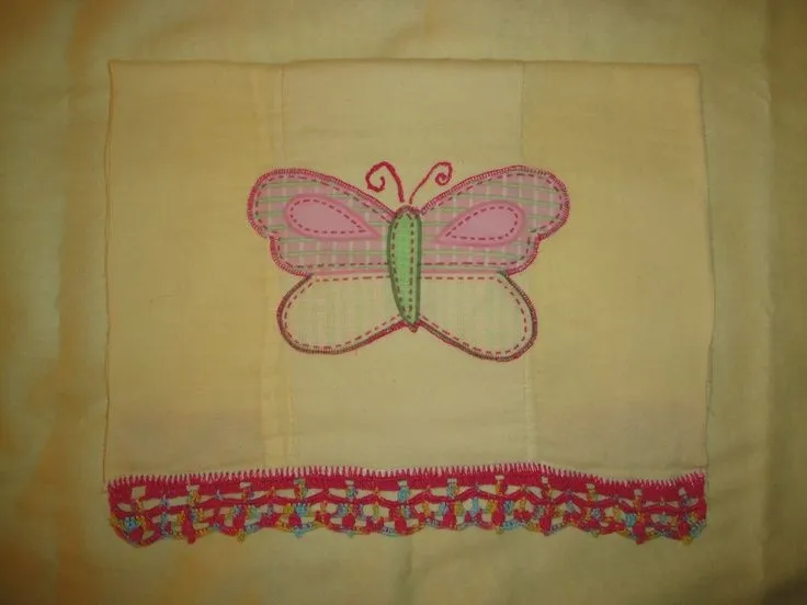 Pañito con aplicación de mariposa en tela y bordes tejidos en ...
