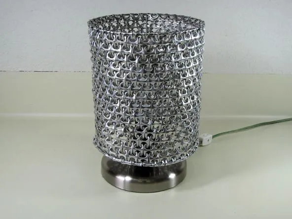Pantalla para lámpara con anillas de latas - Guía de MANUALIDADES