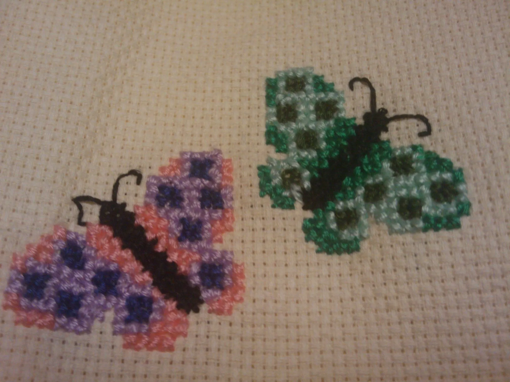 Un par de lindas mariposas, perfectas para una toalla o sabanilla ... Un par de lindas mariposas, perfectas para una toalla o sabanilla ...