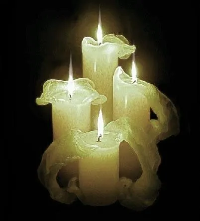 El Paraíso de los Angeles: Tres velas encendidas. El Paraíso de los Angeles: Tres velas encendidas.