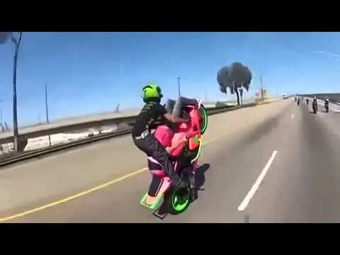 Pareja hacen caballito juntos en moto FAIL - YouTube