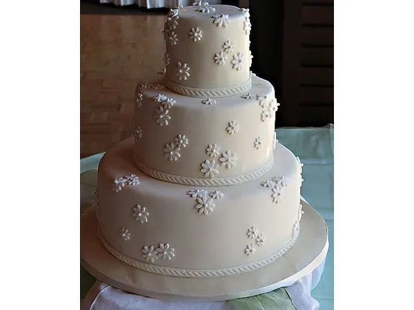 Pastel de boda moderno en fondant sencillo | PASTELES | Pinterest ...