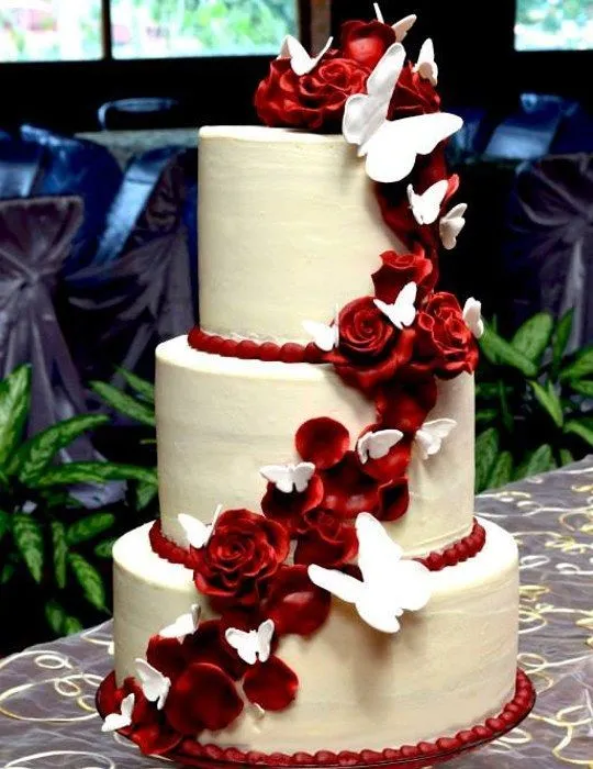 Pastel de bodas de buttercream decorado con mariposas y rosas en ...