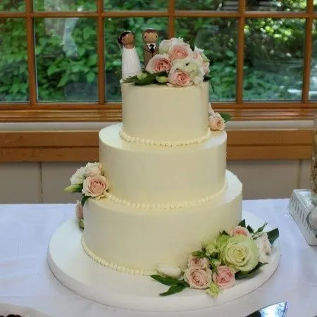 Pastel de bodas con flores