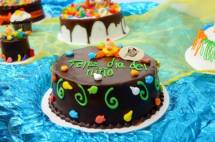 Pastel de chocolate con payasito y dulces | Día del Niño | Pinterest