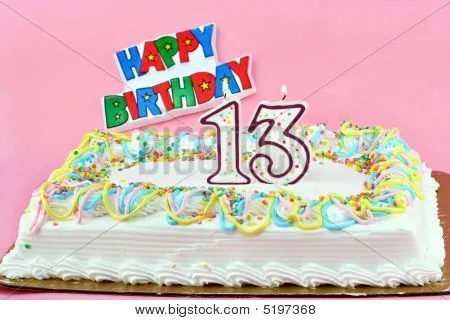 Pastel de cumpleaños con número 13 encendieron velas Fotos stock e ...