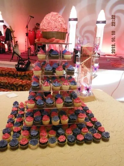 Pastel y cupcakes Xv años de Cupcake by Jana | Fotos
