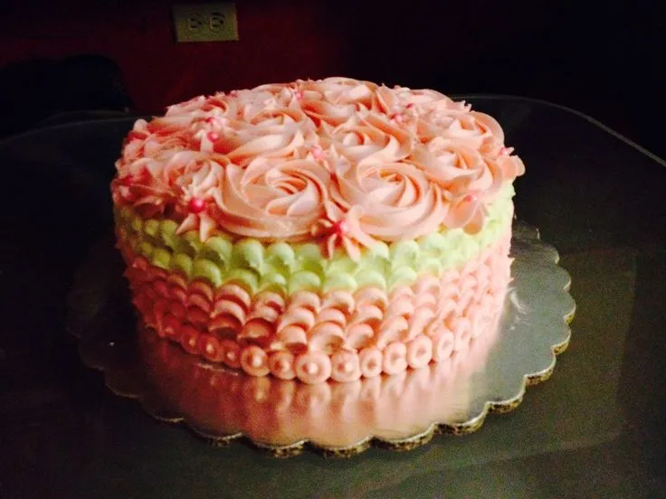 Pastel decorado con rosas de betún de mantequilla | Rose's Cake ...