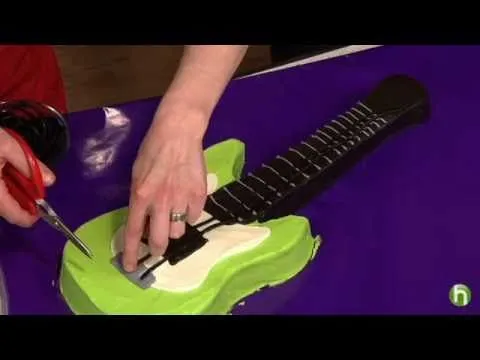 Como hacer un pastel con forma de guitarra electrica - YouTube
