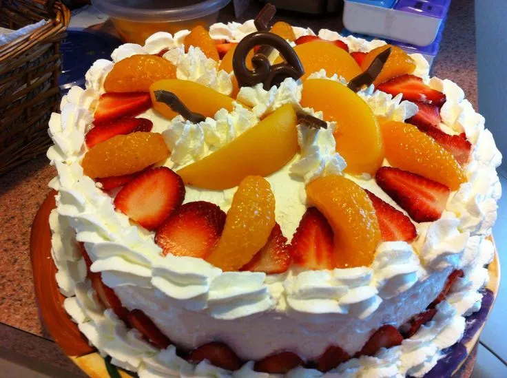 pastel 3 leches con decoraciones de fruta y chocolate | Decoracion ...