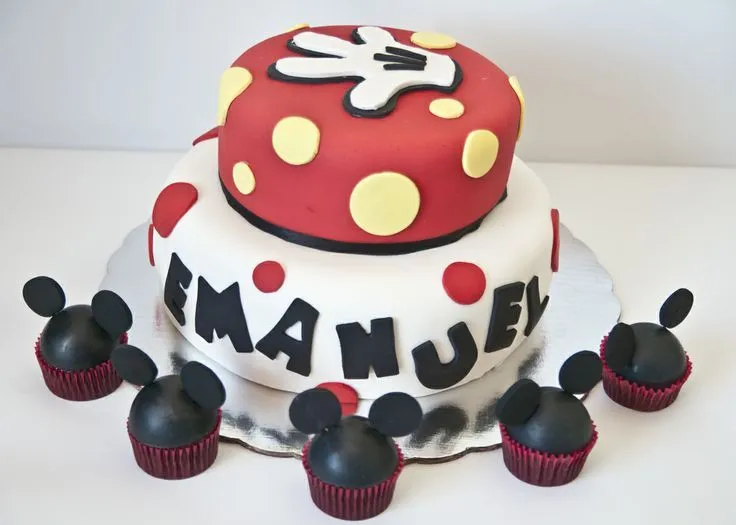 Pastel de Mickey Mouse acompañado de Cupcakes del personaje de ...