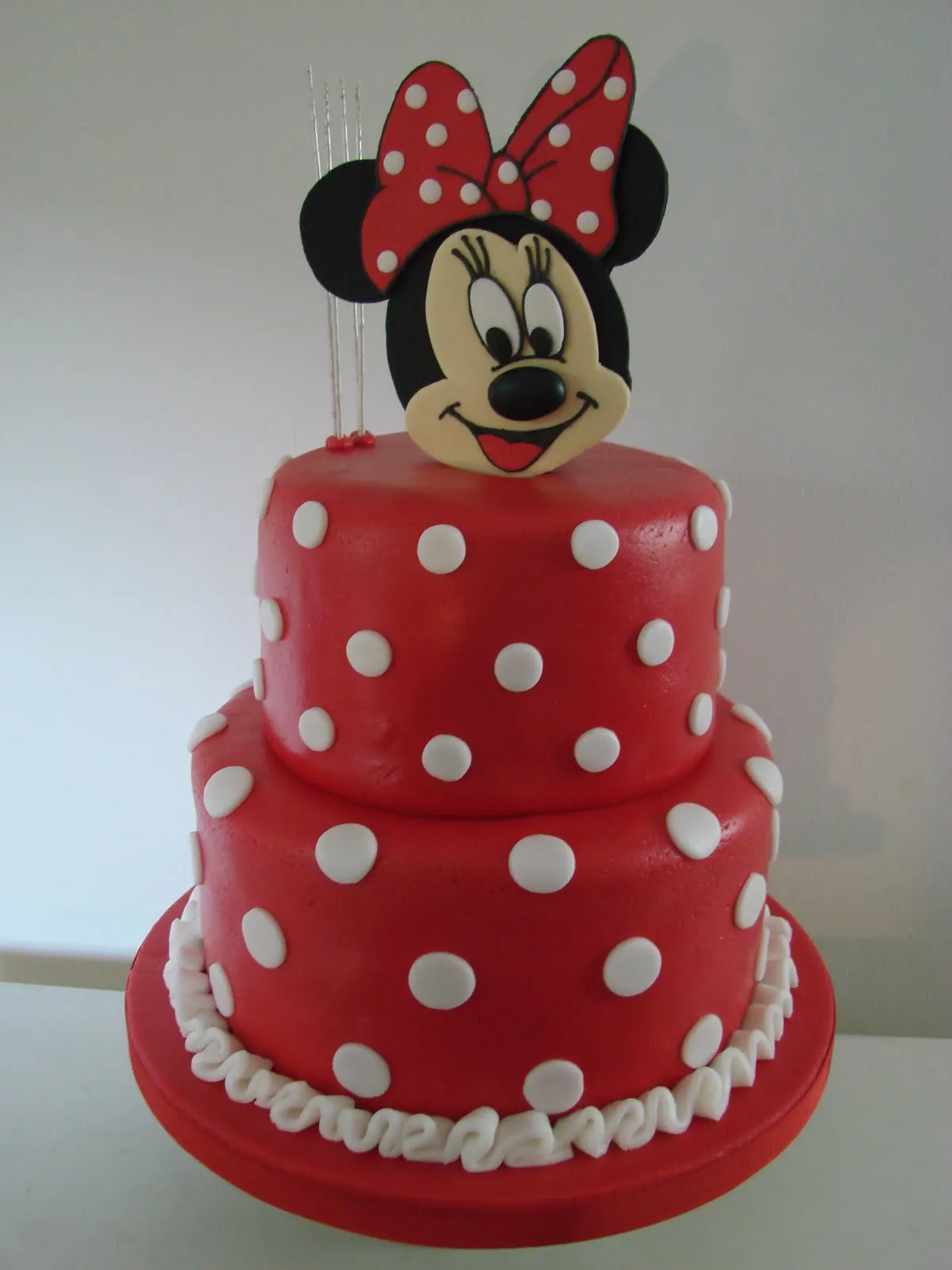  ... Minnie Mouse torta de vainilla con crema de chocolate cubierta de
