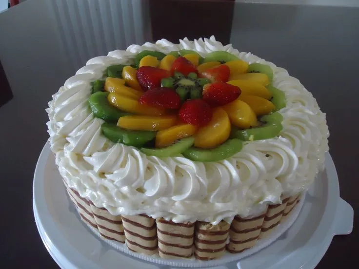 Pastel moca y frutas, torta de vainilla con rellenos de sabores ...