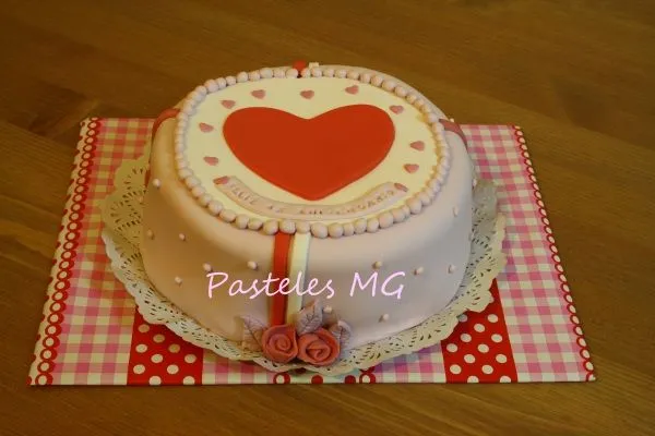 Pasteles MG: Tarta Corazones para aniversario de bodas.