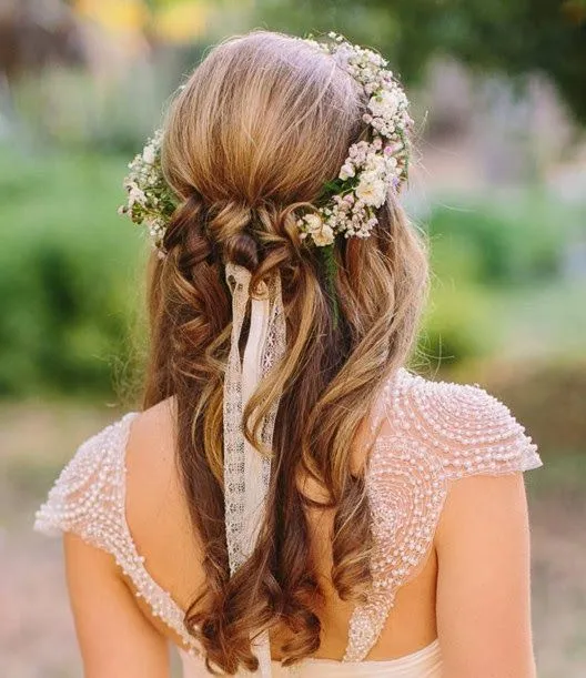 Peinado de novia semi recogido con tiara de flores. | primera ...