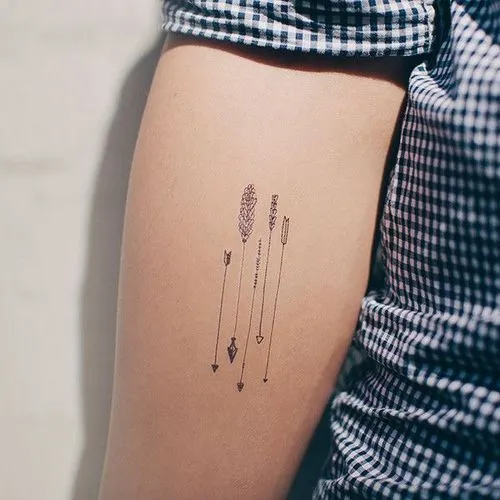 Pequeño Tatuaje en el antebrazo de 5 flechas. | Pequeños Tatuajes ...