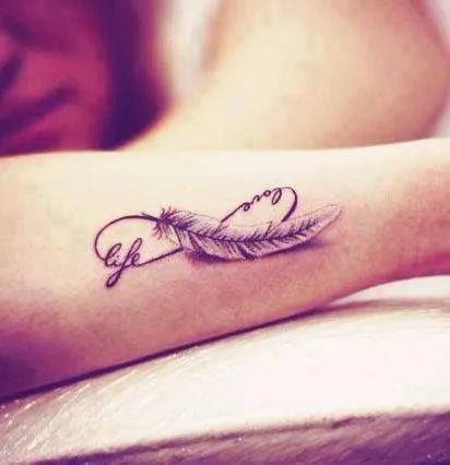 Pequeño tatuaje en el antebrazo de una pluma en forma de infinito ...