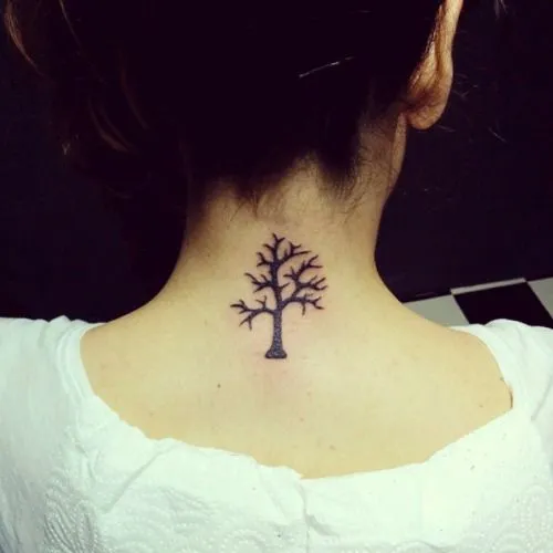 Pequeño tatuaje de un árbol en la nuca que nos... - Pequeños ...