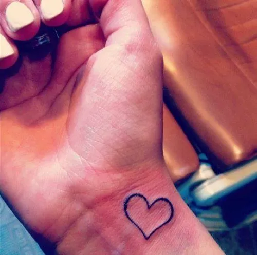 Pequeño tatuaje de un corazón en la muñeca. - Pequeños Tatuajes ...
