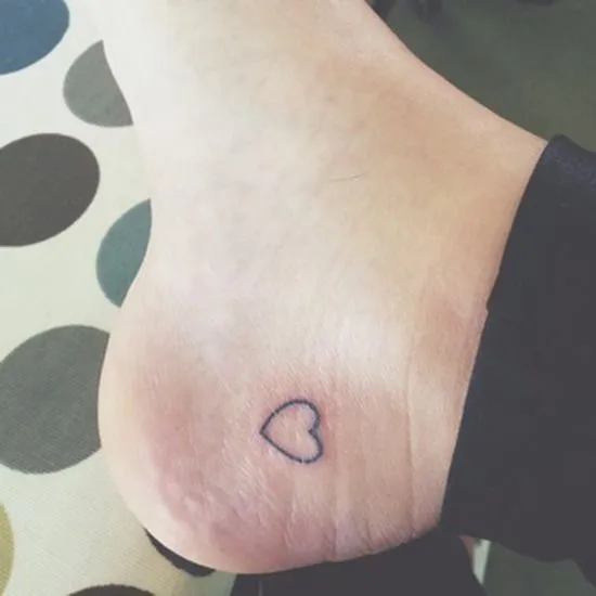 Pequeño tatuaje de un corazón en el pie. - Pequeños Tatuajes para ...