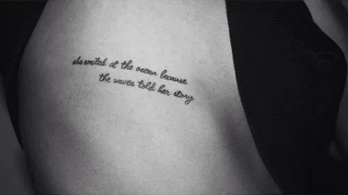 Pequeño tatuaje en las costillas que dice “she smiled at the ocean ...