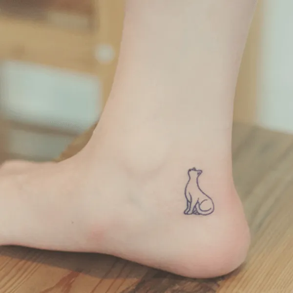 Pequeño tatuaje de un gato en el tobillo, tatuado... - Pequeños ...