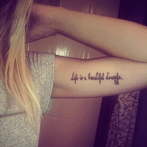 Pequeño tatuaje que dice “Life is a beautiful... - Pequeños ...