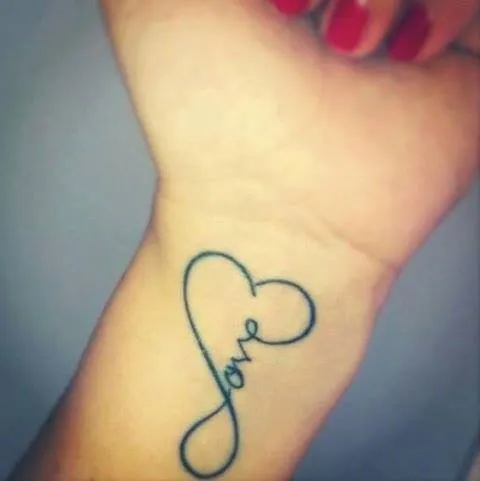 Pequeño Tatuaje que dice “Love” (“Amor” en inglés)... - Pequeños ...