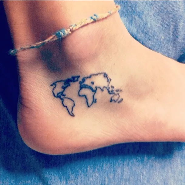 Pequeño tatuaje de un mapa mundi en el pie. - Pequeños Tatuajes ...