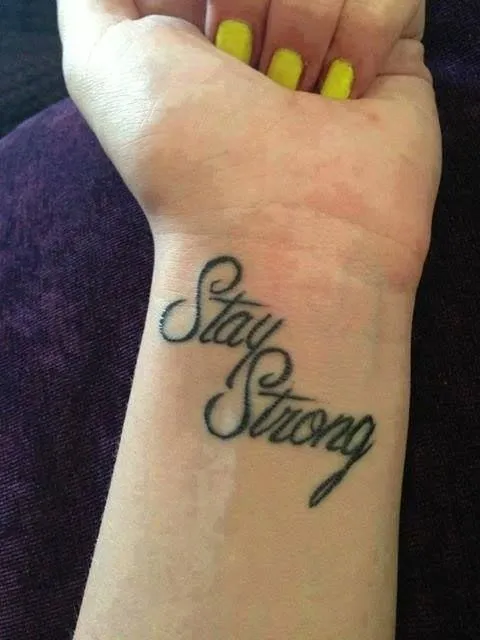 Pequeño tatuaje en la muñeca que dice "Stay strong", que significa ...