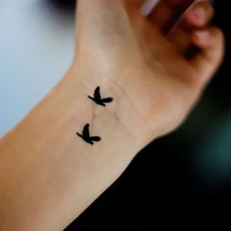 Pequeño tatuaje de dos pájaros en la muñeca. | Tattoos ideas ...