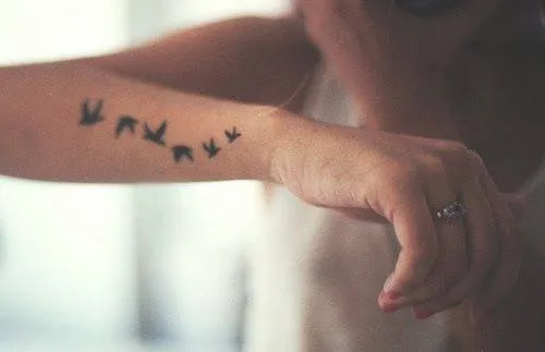 Pequeño tatuaje de seis pájaros volando en el... - Pequeños ...