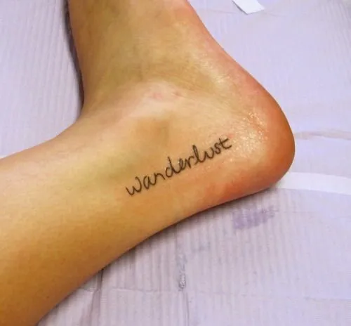 Pequeño Tatuaje en el pie que dice "wanderlust", que significa ...
