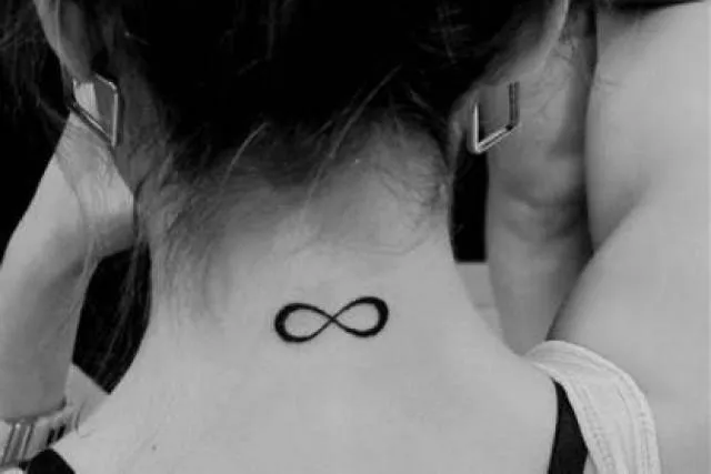 Pequeño tatuaje del símbolo de infinito en la nuca. | Tatuajes en ...