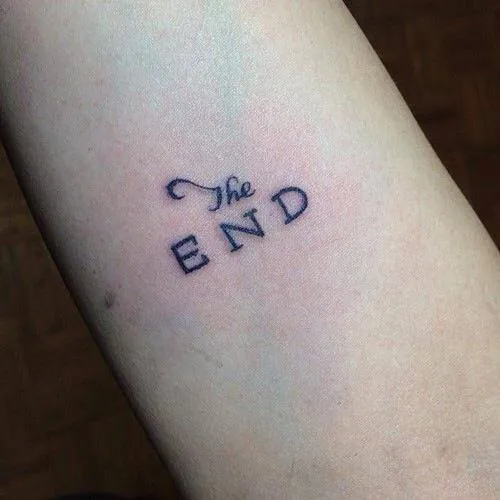 Pequeño tatuaje que dice “The end”, frase en... - Pequeños ...