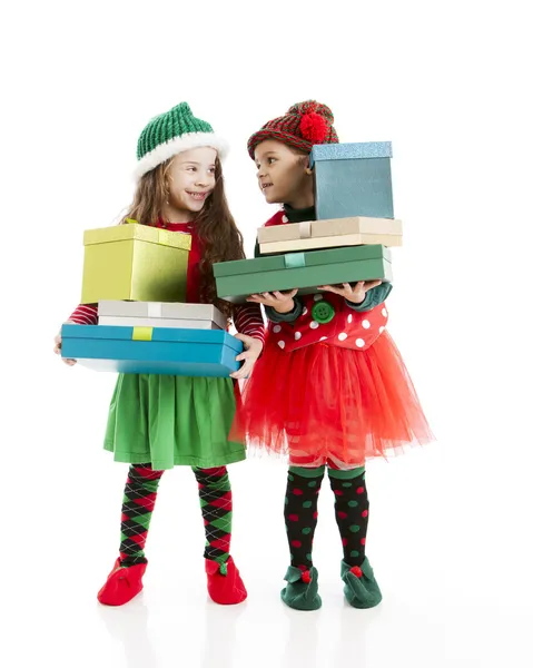 Dos pequeños duendes de Navidad. Llevan varios regalos envueltos — Imagen de stock #21427395