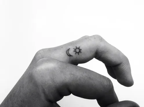 Pequeños tatuajes del sol y la luna en el dedo... - Pequeños ...