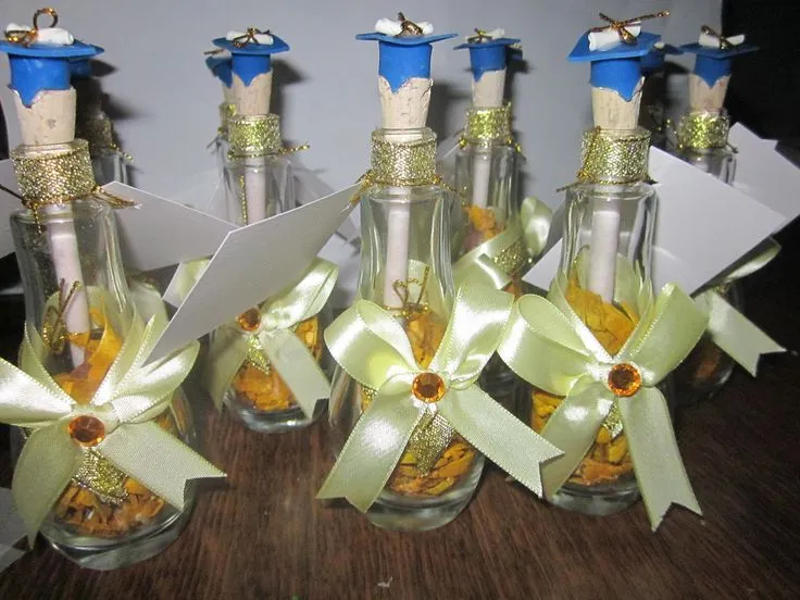 En perfumeros para graduación | Invitaciones en botellas de vidrio ...