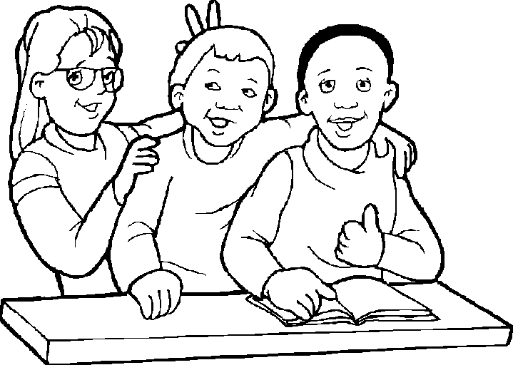 Tres niños jugando en clase. Estan abrazados frente al pupitre ...