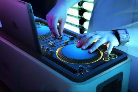 Philips lanza su primera mesa de mezclas para DJ compatible con ...