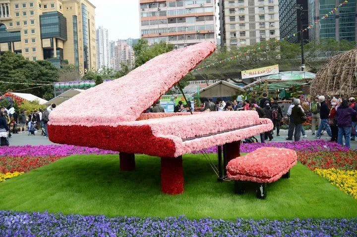Piano hecho con pétalos de flores | PIANO