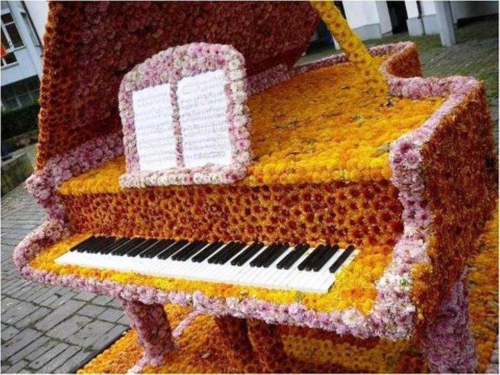 Otro piano hecho con pétalos de flores | PIANO