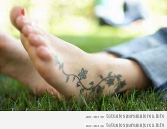 Enredadera de flores, tatuaje en el pie para chicas | Tatuajes ...