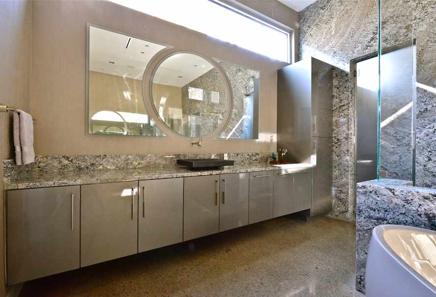 Piedra natural de Brasil en un cuarto de baño de los Estados ... Piedra natural de Brasil en un cuarto de baño de los Estados ...