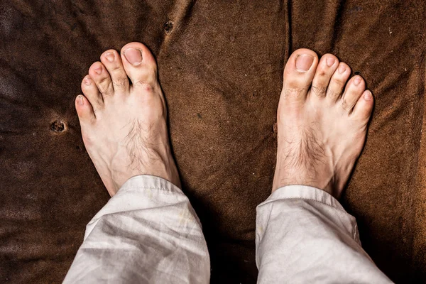 Pies descalzos del hombre en una textura marrón — Foto stock ...