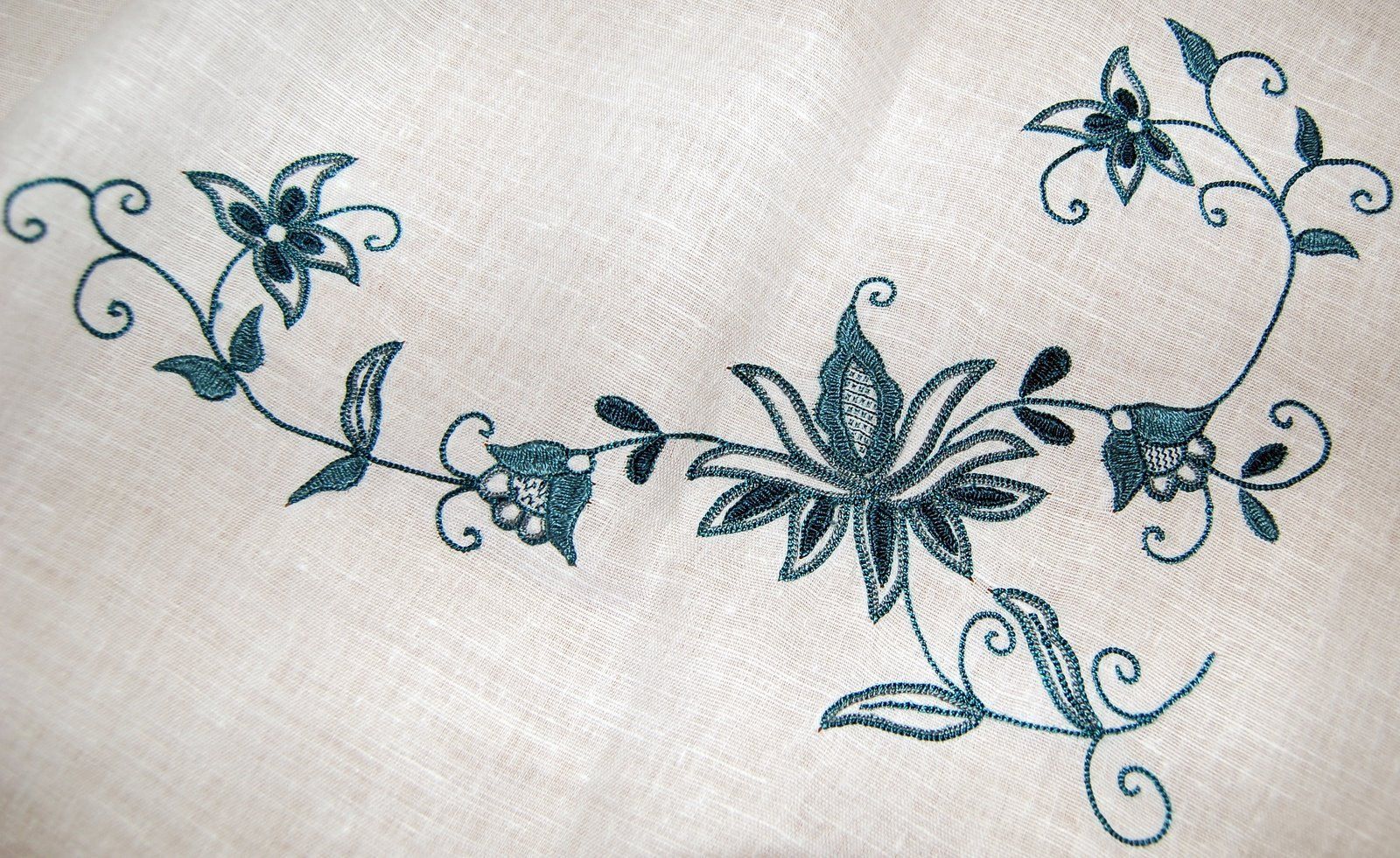Pin en Hand embroidery patterns and designs I like