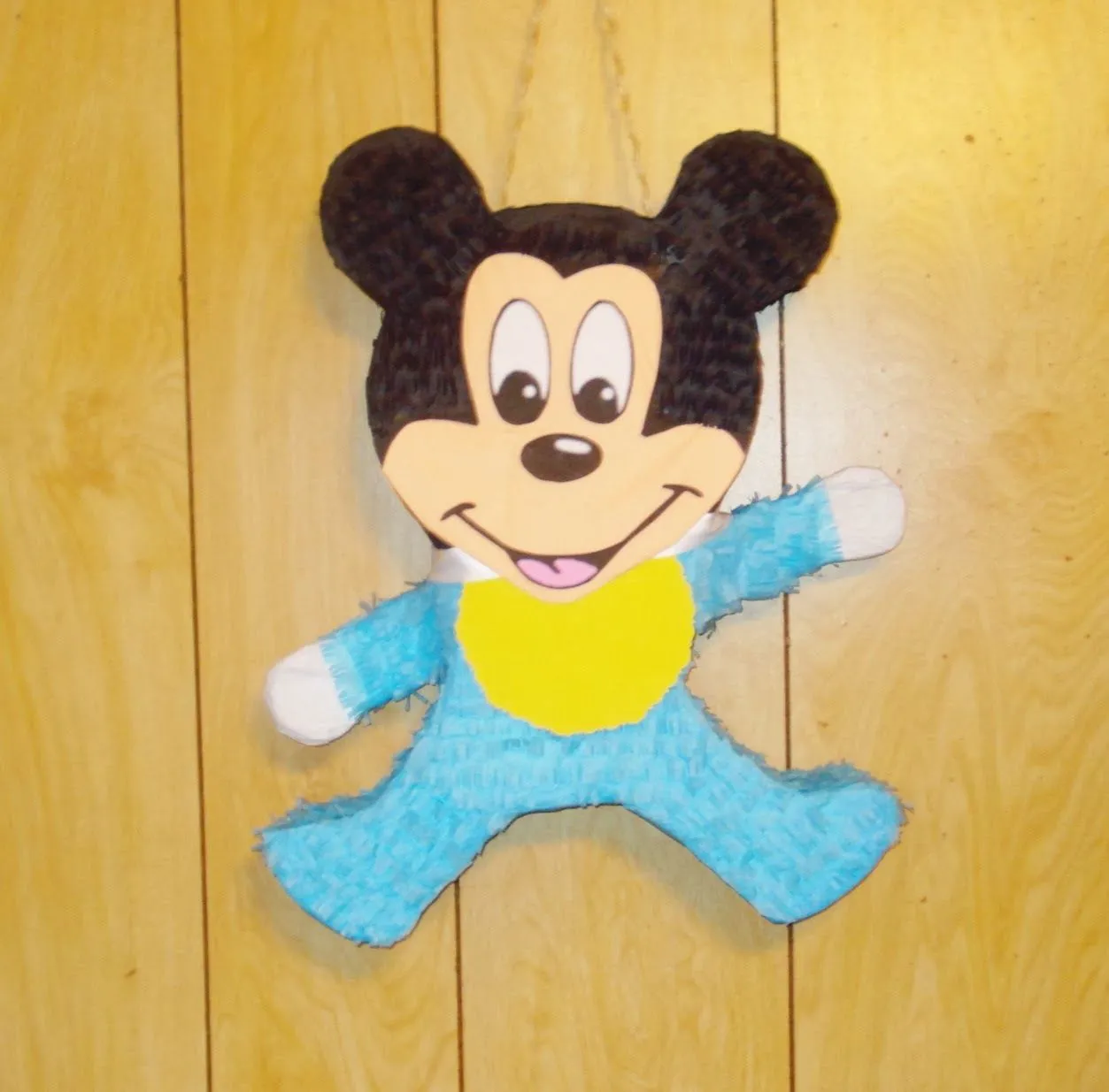 Piñatas: Mickey y Minnie mouse pinatas.