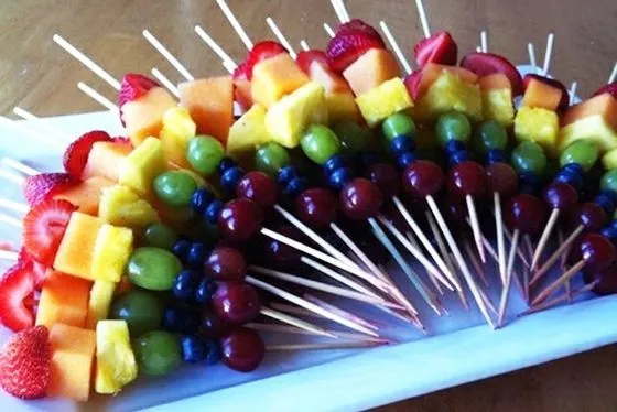 Pinchos de fruta on Pinterest | Edible Arrangements, Rainbow ...