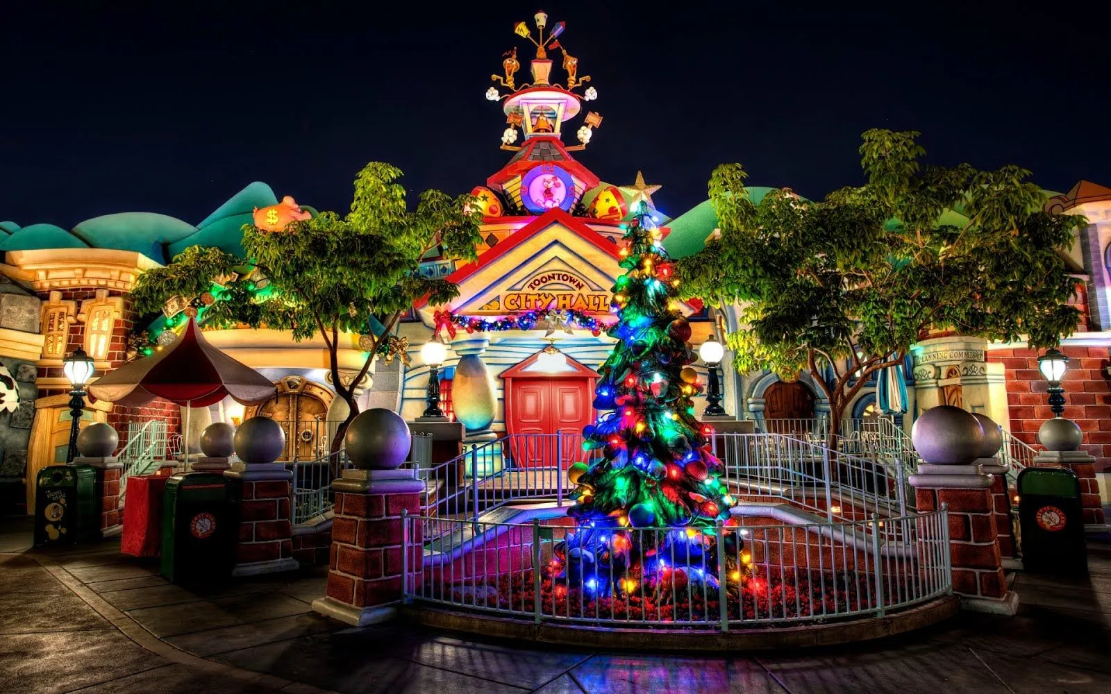 Pinito de navidad con luces de colores en Disneylandia | Imagenes ...